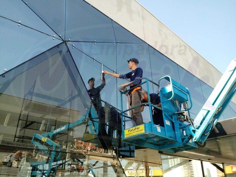 Empresa especializada em limpeza de vidros